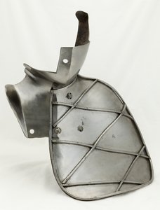 Förstärkning av Bevor med tippande mål, ca 1560 (stål)