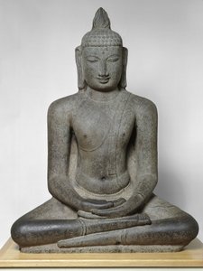 Buddha Shakyamuni sittande i meditation (Dhyanamudra), Chola-period, ca 1100-talet (granit)