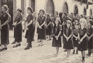 Kvinnosektion inom Falangiströrelsen i Spanien under Francisco Francos styre (svartvitt foto) av Spanish Photographer
