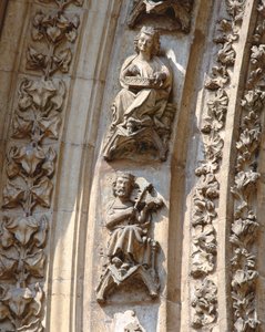 Archivolt av västfasadens centrala portal, detalj av en violinist och en cittraspelare, ca. 1350-1400 (hög relief) av Spanish School