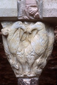 Detalj av en arkadhuvudstad med skulptur av två fåglar (foto) av Spanish School