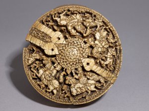 Lock till en behållare dekorerad med fyra jägare och djur, Umayyad-perioden, 998-999 AD (se även 117778) av Spanish School