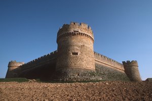 Tre hörntorn och omkretsväggar underifrån av Spanish School