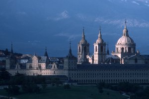 Utsikt över klostret San Lorenzo de El Escorial av Spanish School