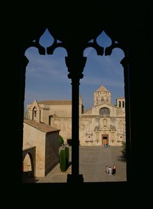 Utsikt över kyrkan inne i klostret, påbörjad 1161 av Spanish School