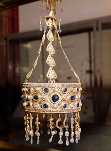 Votivkrona av kung Recesvinth (r.652-72) från Treasure of Guarrazar, c.670 (guld, bergskristall, pärlor och safirer) av Spanish School