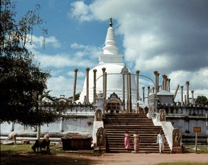Utsikt över Thuparamaya dagoba av Sri Lankan School