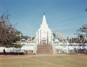 Utsikt över Thuparama Dagoba, Ruwanweli Seya av Sri Lankan School