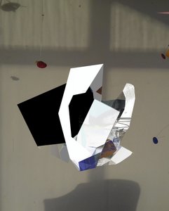 Flytande geometrisk skulptur