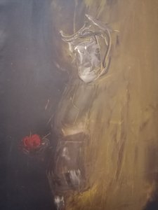 Kontemplativ figur med rött äpple