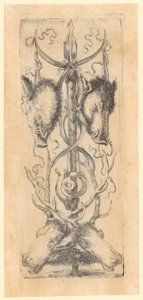 Ornamental panel med två vildsvinshuvuden upptill, två hjorthuvuden nedtill och ett horn i mitten, blad 8 ur serien ”Ornament eller grotesker” av Stefano della Bella