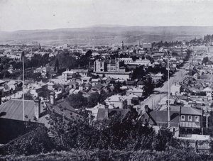 Launceston: Utsikt från Upper Brisbane Street, med utsikt över Brisbane och Paterson Streets, State High School i centrum (s/v foto) av Stephen Spurling
