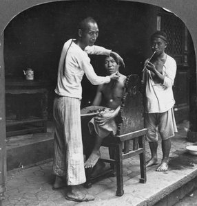 En kinesisk frisör i Bhamo, Burma, 1908