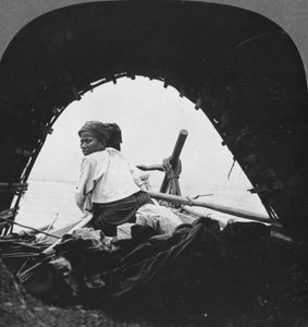 En båtsman på Irrawaddyfloden, Burma, 1908