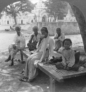 En social drink kaffe, Mandalay, Burma, 1908. av Stereo Travel Co