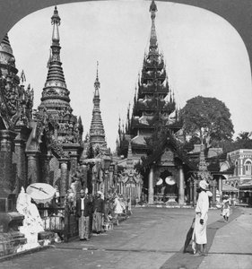 Längs plattformen till den södra stigningen, Shwedagon Pagoda, Rangoon, Burma, 1908