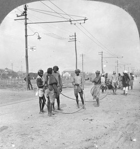 Män på väg att dra ett tungt lass, Rangoon, Burma, 1908 av Stereo Travel Co