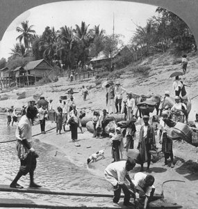 Passagerare som går ombord på en Irrawaddy-ångare, Mada, Rangoon, Burma, 1908