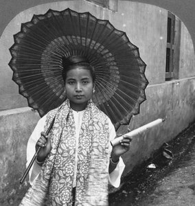 Ung burmesisk kvinna som håller en enorm cigarr, Rangoon, Burma, 1908
