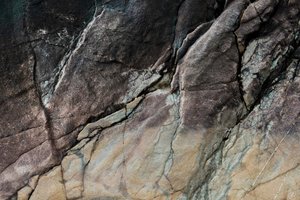 Jordnära bergformation