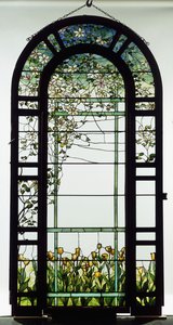 Ett spaljerat fönster av blyglas som visar klematisrankor, tidigt 1900-tal (blyat glas)