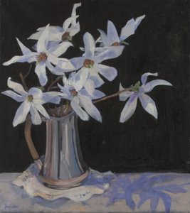 Vita magnolior i silverkanna, 2019 av Sue Wales