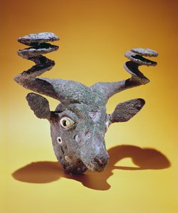 Head of a Bull, från Irak, ca 2000 f.Kr. (brons och skal)