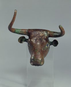 Huvud av en tjur, med kunglig sumerisk inskription, fäste för en möbel eller för en harpa, från Telloh (gamla Girsu) tidig dynastiska period, c.2500-2400 f.Kr. (koppar) (se även 208504)