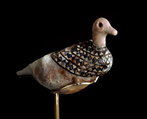 Nedre Mesopotamien, Irak, Sumerisk konst: ankformad lampa gjord med ett skal inlagt med lapis lazuli, röd kalksten och pärlemor. 3000 f.Kr. Sol. l. 21 cm Bagdad, National Iraq Museum