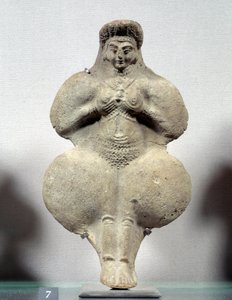 Orientalisk konst: terrakottastatyett av kvinna som håller hennes bröst, trolig representation av Ishtar, fruktbarhetsgudinnan. Från Susa. Iran. Elamitperiod. 1300-1100-talet f.Kr. Sön 0,16 m. Louvren