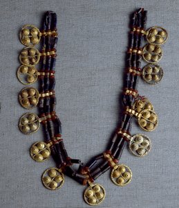 Sumerian Art: halsband med guldhängen och lapis lazuli pärlor som används för bröllopet. Från de kungliga gravarna på platsen Ur. 2600-2500 f.Kr. Dämpa. 41 cm National Iraq Museum Bagdad