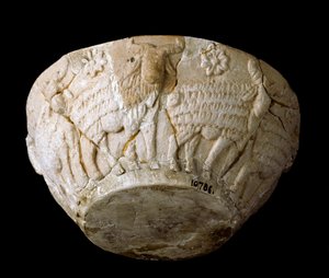 Sumerisk konst: kalksten huggen från beliers reliefer. 3000 f.Kr. Dim 9 x diam 22 cm Bagdad, National Iraq Museum