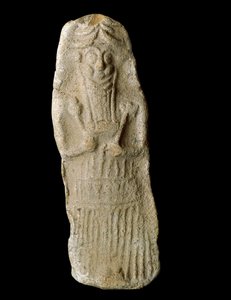 Sumerisk konst: krigarguden med öronen av boskap representerar lögner i hans kista, förmodligen den mesopotamiska guden Dumuzi. Terrakotta skulptur. Från Diqdiqqes webbplats. Dämpa. 12 cm Bagdad, National Iraq Museum