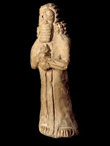 Sumerisk civilisation: statyett i terrakotta av skyddande ande deponerad under grunden till ett hus. 700-talet f.Kr. Dämpa. 13 cm Bagdad, National Iraq Museum