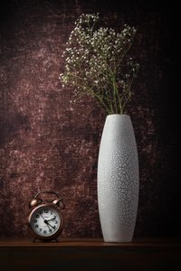 Vintageklocka och blommor av Sumit Dhuper