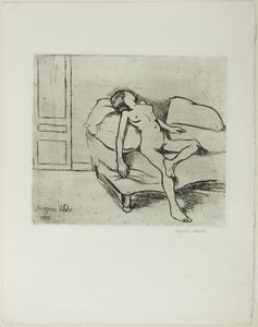 Louise naken på en soffa