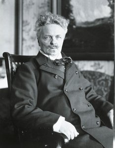 August Strindberg i sitt hus i Stockholm (s/v bild)