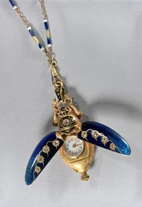 Scarab-formad hängklocka med hunterfodral, Chaux-de-Fonds, 1890-tal (guld, kopparlegeringar, slipade diamanter, rubiner och emalj)