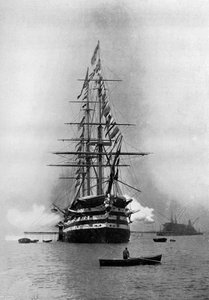 HMS Duke of Wellington avfyrade en kunglig salut som flaggskepp i Portsmouth, Hampshire, 1896. av Symonds and Co