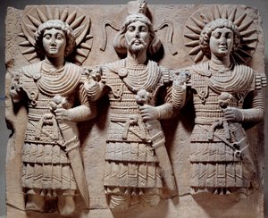 Palmyreisk triad: Baalshamin, himlens herre mellan månguden och solguden. Lågrelief i kalksten från 1:a århundradet. Från Palmyra, Syrien. Sön 0,6x0,72 m Paris, Louvren