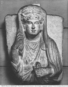 Begravningsrelief av en kvinnofigur, från Palmyra, Syrien av Syrian School