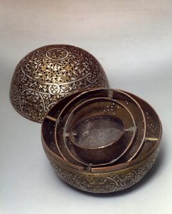Orientalisk konst: Burle-parfym (brännparfymer) eller handvärmare (handvärmare) från Syrien, sent 1400-tal, början av 1500-talet. Kopparlegering hamrad med gravdekor, hål, inlagd med guld, silver och svart pasta. Paris, Louvren