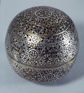 Orientalisk konst: Frule-parfym (brännparfym) eller handvärmare (handvärmare) från Syrien, sent 1400-tal, början av 1500-talet. Kopparlegering hamrad med gravdekor, hål, inlagd med guld, silver och svart pasta. Paris, Louvren