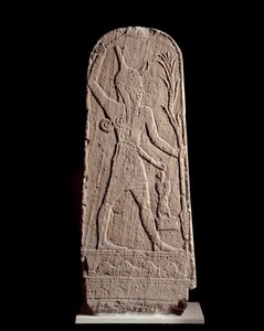 Orientalisk konst: stelen av guden Baal i blixten. (Gud krigare skyddar kungen) Skulptur från 1400-talet f.Kr., Syrien. Paris, Louvren