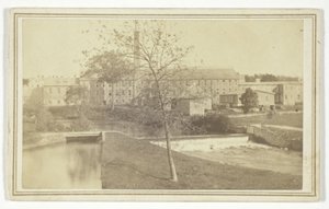 Utan titel (flod med vattenfall och fabriksbyggnad) av T. Holmes