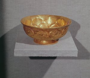 Skål dekorerad med präglade lotusblad (guld)