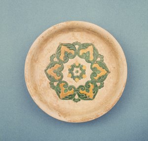 Kinesiskt erbjudandefat, med inskurna linjer för att förhindra att färgen rinner, Tang Dynasty, 618-906 (lergods)