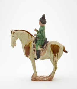 Man till häst, Tangdynastin, ca 700-750 (lergods med bly-silikatglasyr och målade detaljer)
