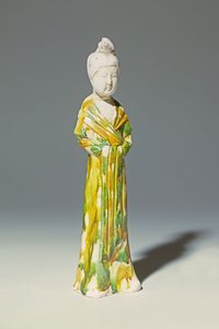 Sancai blek keramikfigur av en stående hovdam, Tangdynastin (keramik)