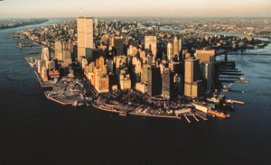Flygbild över Lower Manhattan från New York Harbor inklusive World Trade Cen...